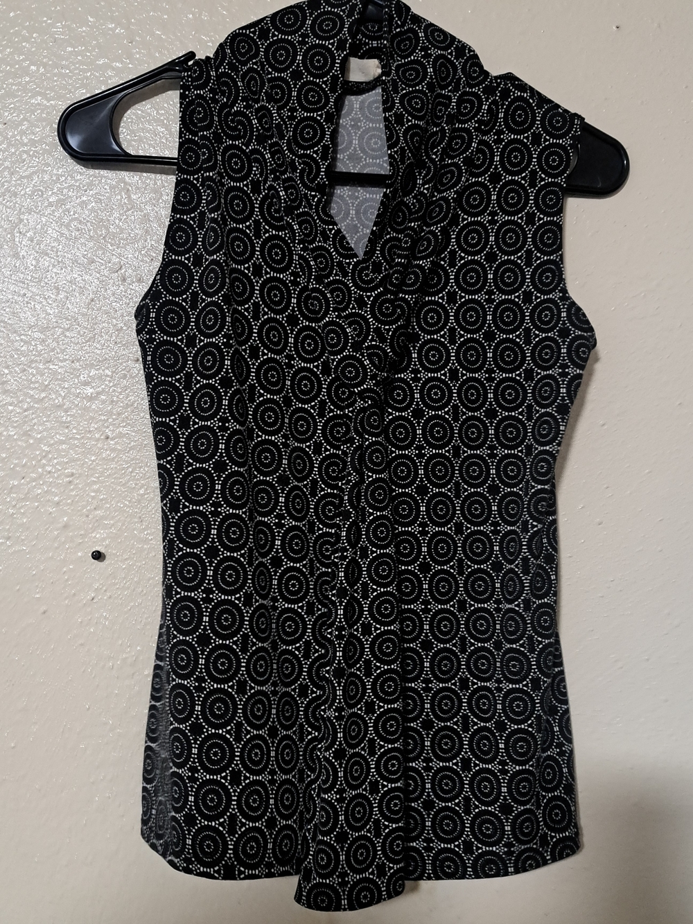 Black Sleeveless Dot-Circle Keyhole Blouse